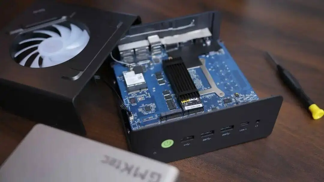 GMKtec EVO-T2: Corre IA de 70.000 millones de parámetros en un mini PC de sobremesa