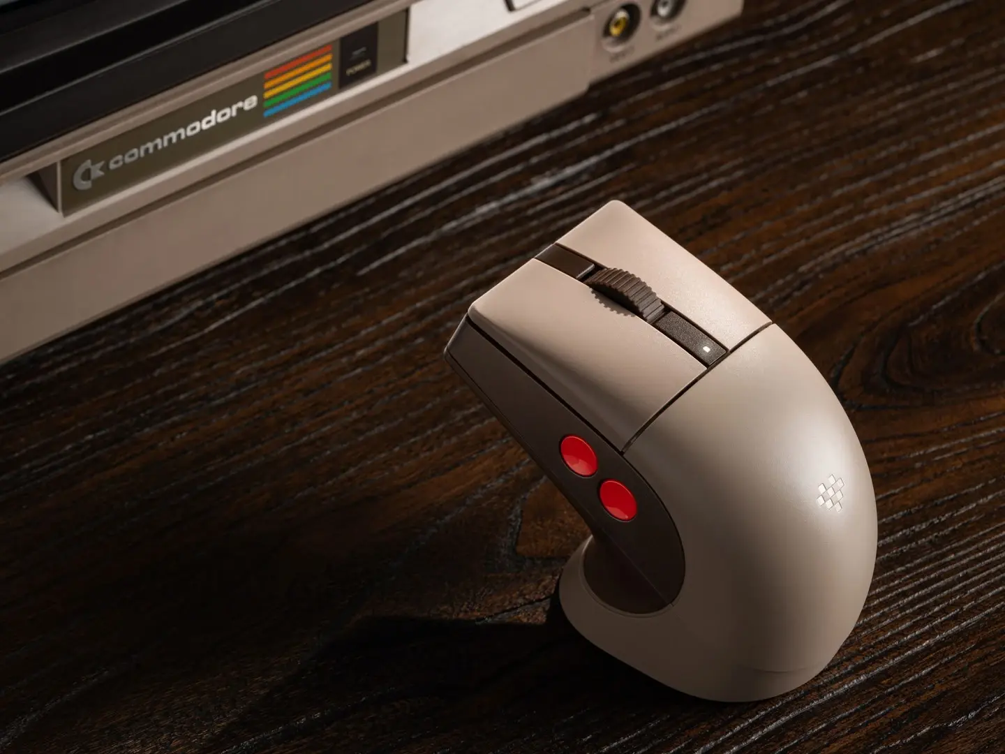 Ratón 8BitDo con look Commodore 64 y potencia gaming actual