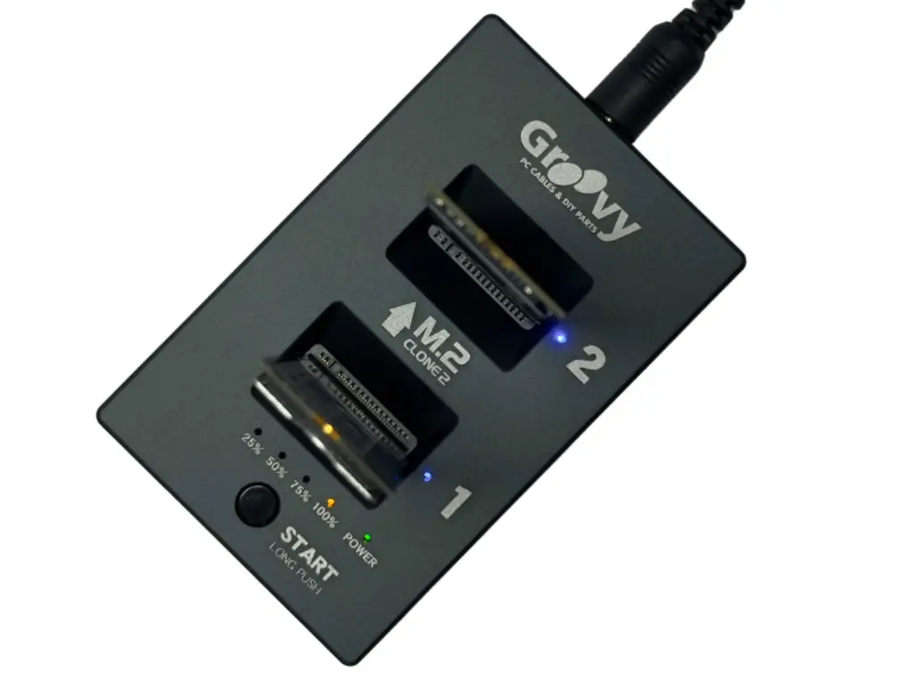 M.2 CLONE2: El duplicador de SSDs portátil que no necesita PC y funciona como disco externo